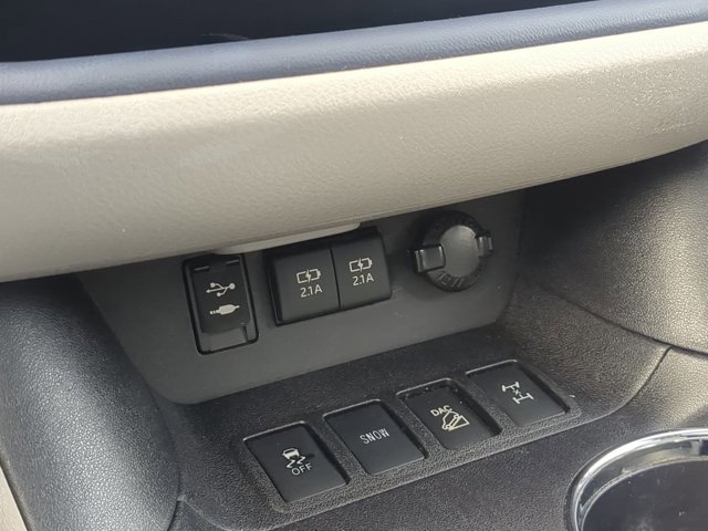 Used 2017 Toyota Highlander XLE w/ Carpet Mat Package image 12