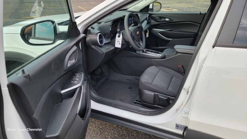 New 2026 Chevrolet Trax LS w/ LS Convenience Package FWD image 18
