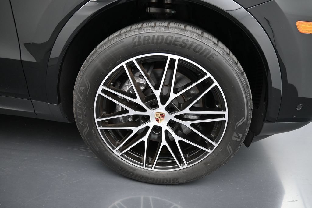 Certified 2025 Porsche Cayenne AWD/4WD image 32