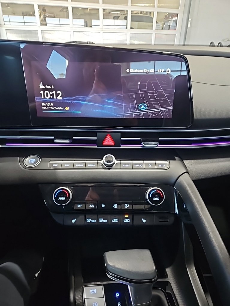 Used 2023 Hyundai Elantra Limited image 30