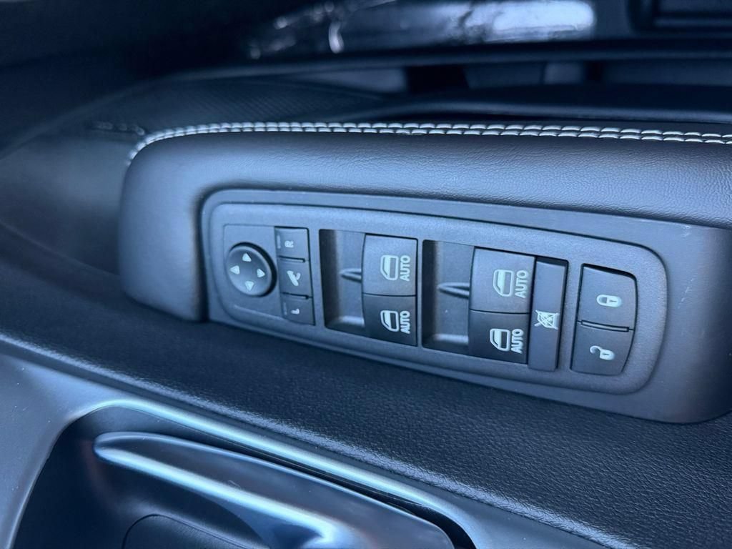 New 2026 Chrysler Pacifica Limited w/ Uconnect Theater Family Group FWD image 37