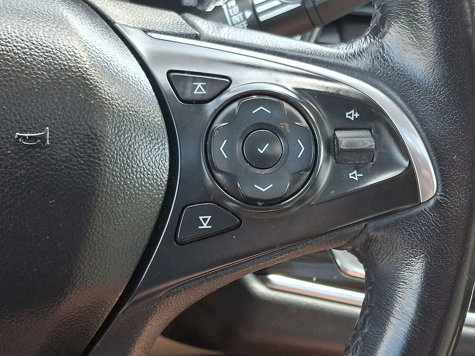 Used 2021 Buick Enclave Essence w/ Sound and Sites Package image 23