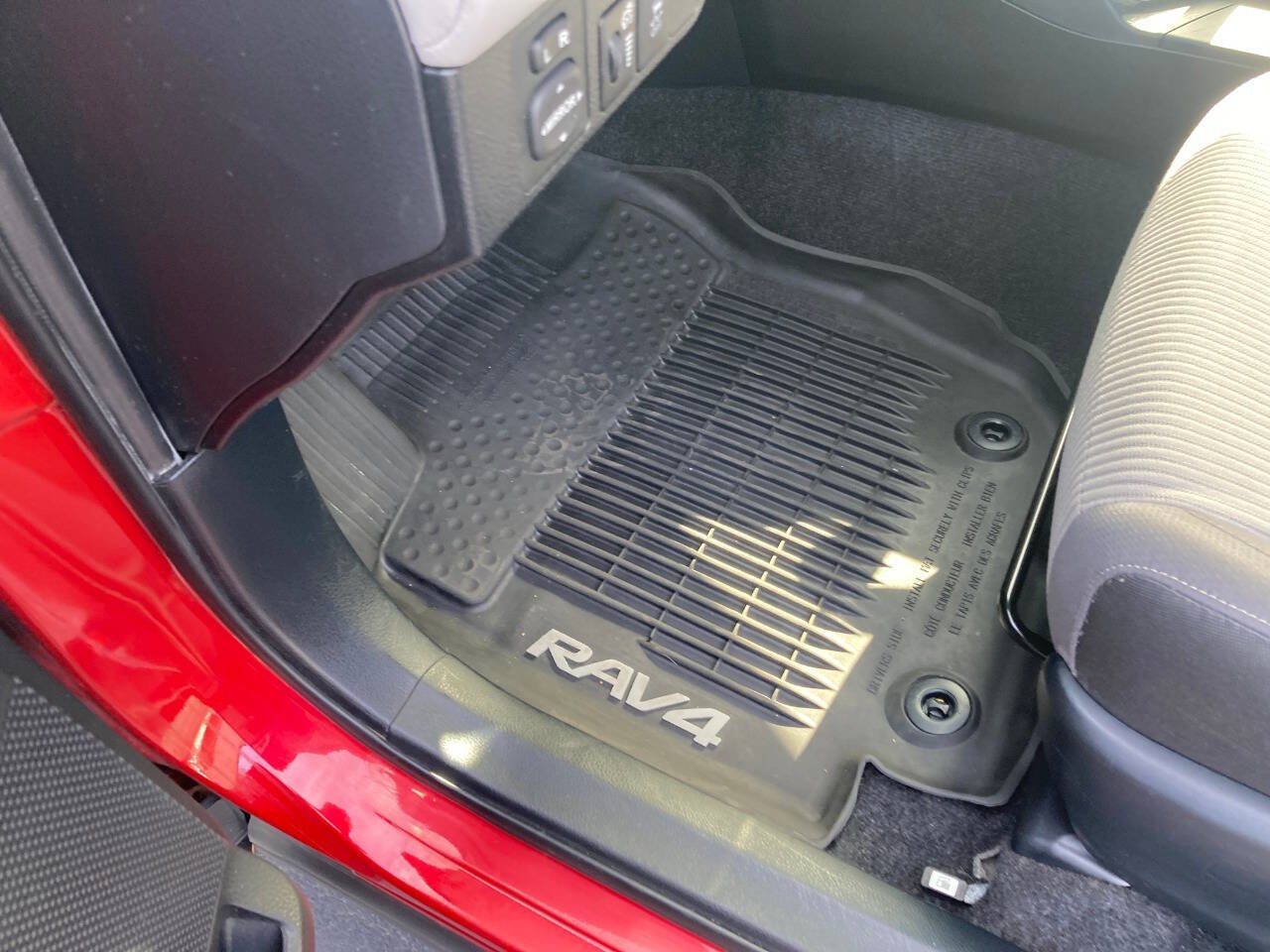 Used 2013 Toyota RAV4 XLE image 88