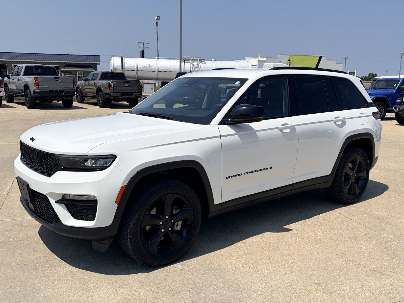 Used 2023 Jeep Grand Cherokee Limited w/ Black Appearance Package AWD/4WD image 37