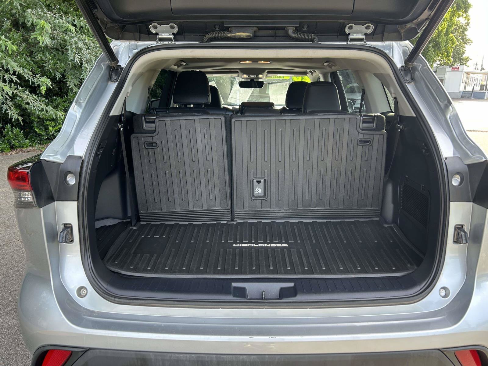 Used 2020 Toyota Highlander XLE FWD image 14