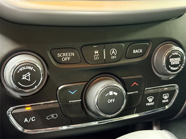 Used 2018 Jeep Cherokee Trailhawk w/ Cold Weather Group image 17