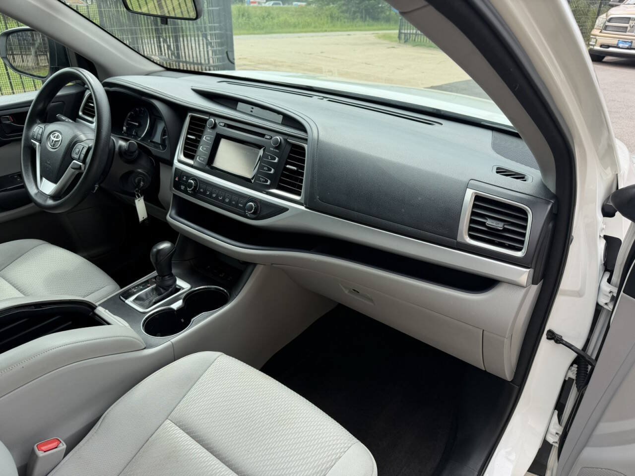 Used 2015 Toyota Highlander LE AWD/4WD image 16