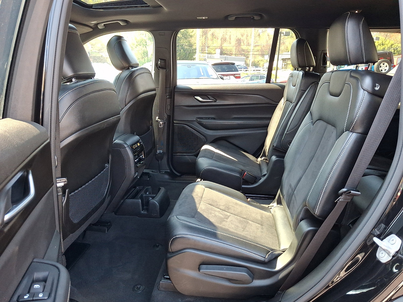 Used 2023 Jeep Grand Cherokee L Laredo image 10