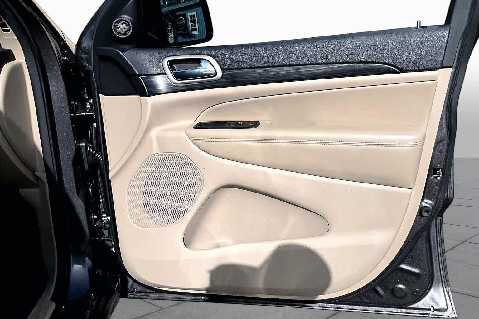 Used 2020 Jeep Grand Cherokee Laredo RWD image 25