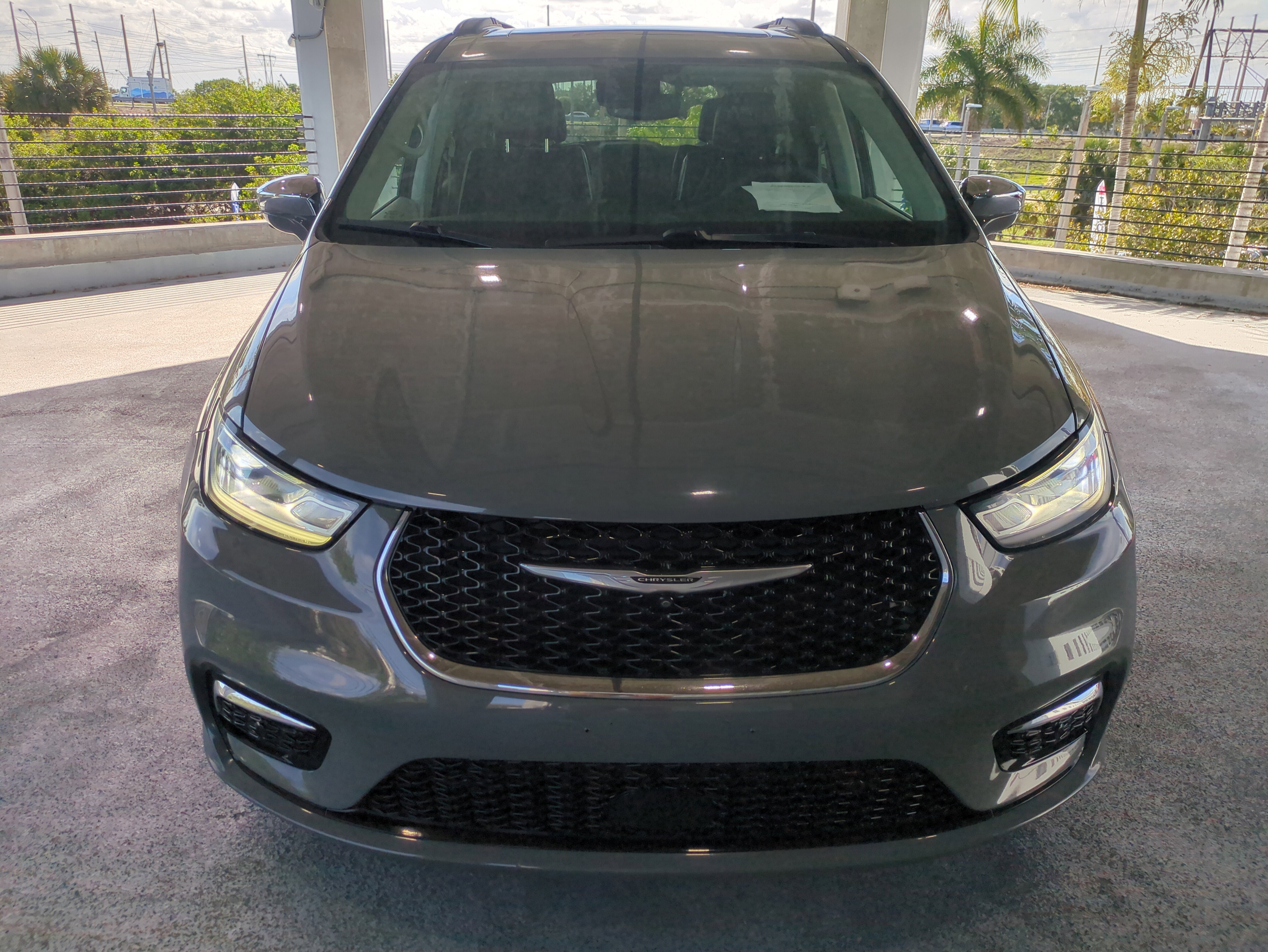 Used 2022 Chrysler Pacifica Limited FWD image 3