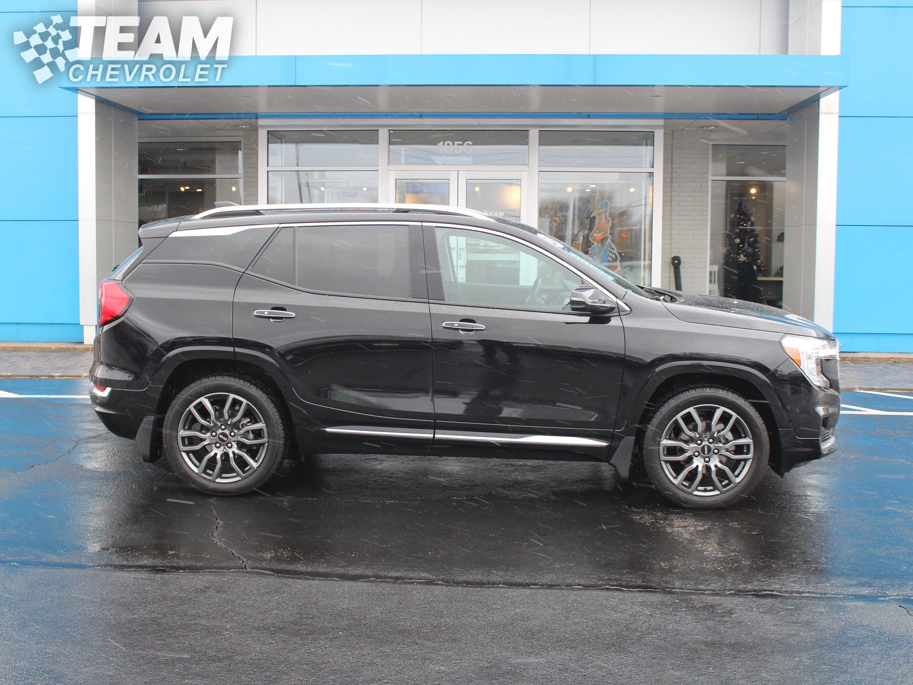 Certified 2024 GMC Terrain Denali w/ Black Diamond Edition image 3