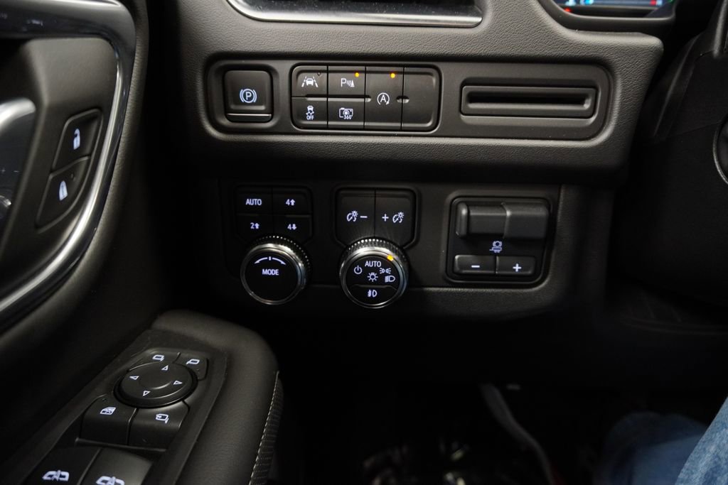 Used 2024 GMC Yukon SLT w/ SLT Premium Package AWD/4WD image 42