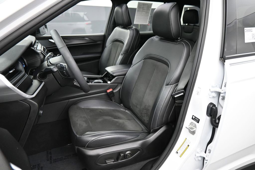 Used 2023 Jeep Grand Cherokee Altitude AWD/4WD image 18