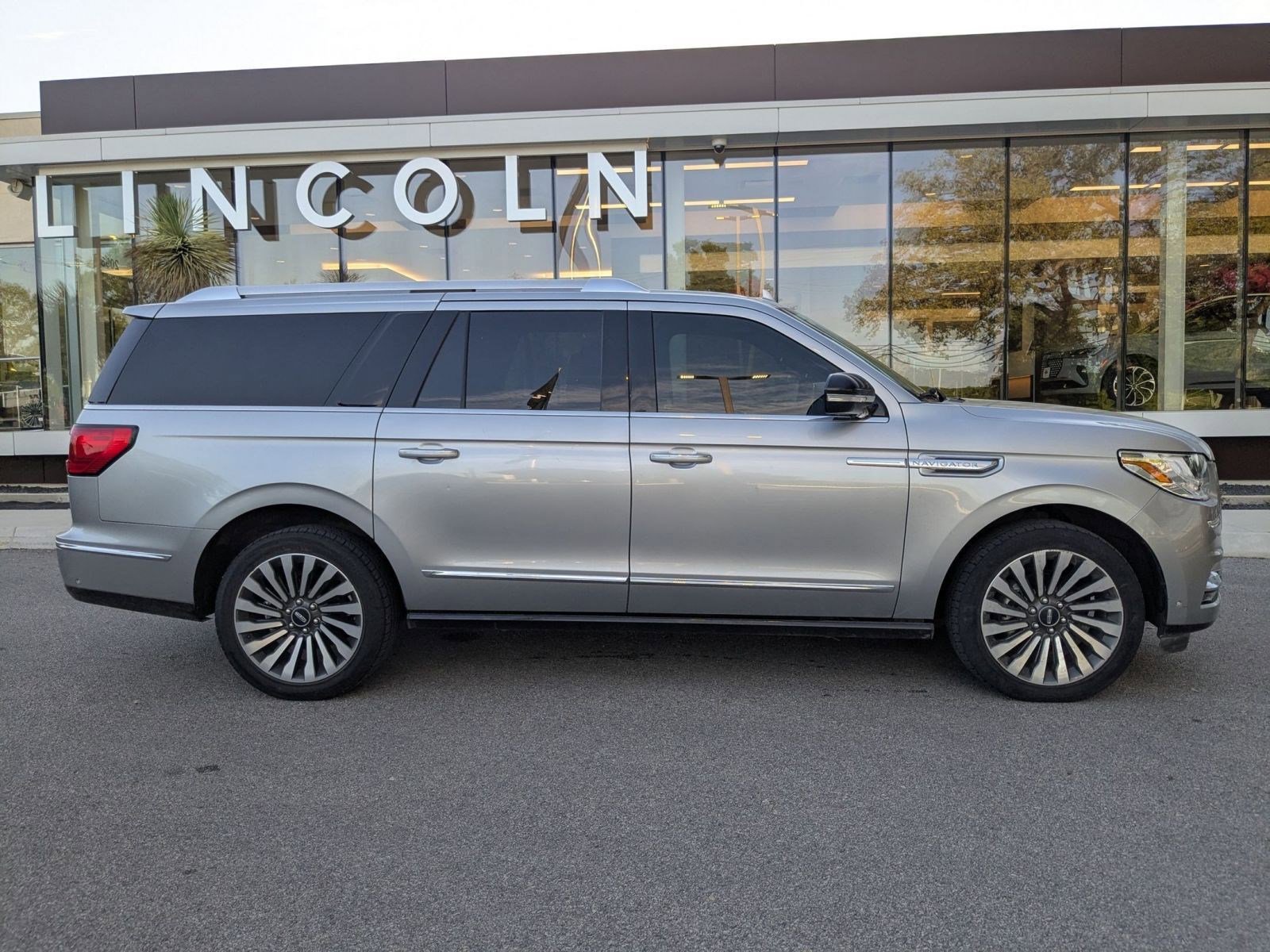 Used 2020 Lincoln Navigator L Reserve RWD image 2