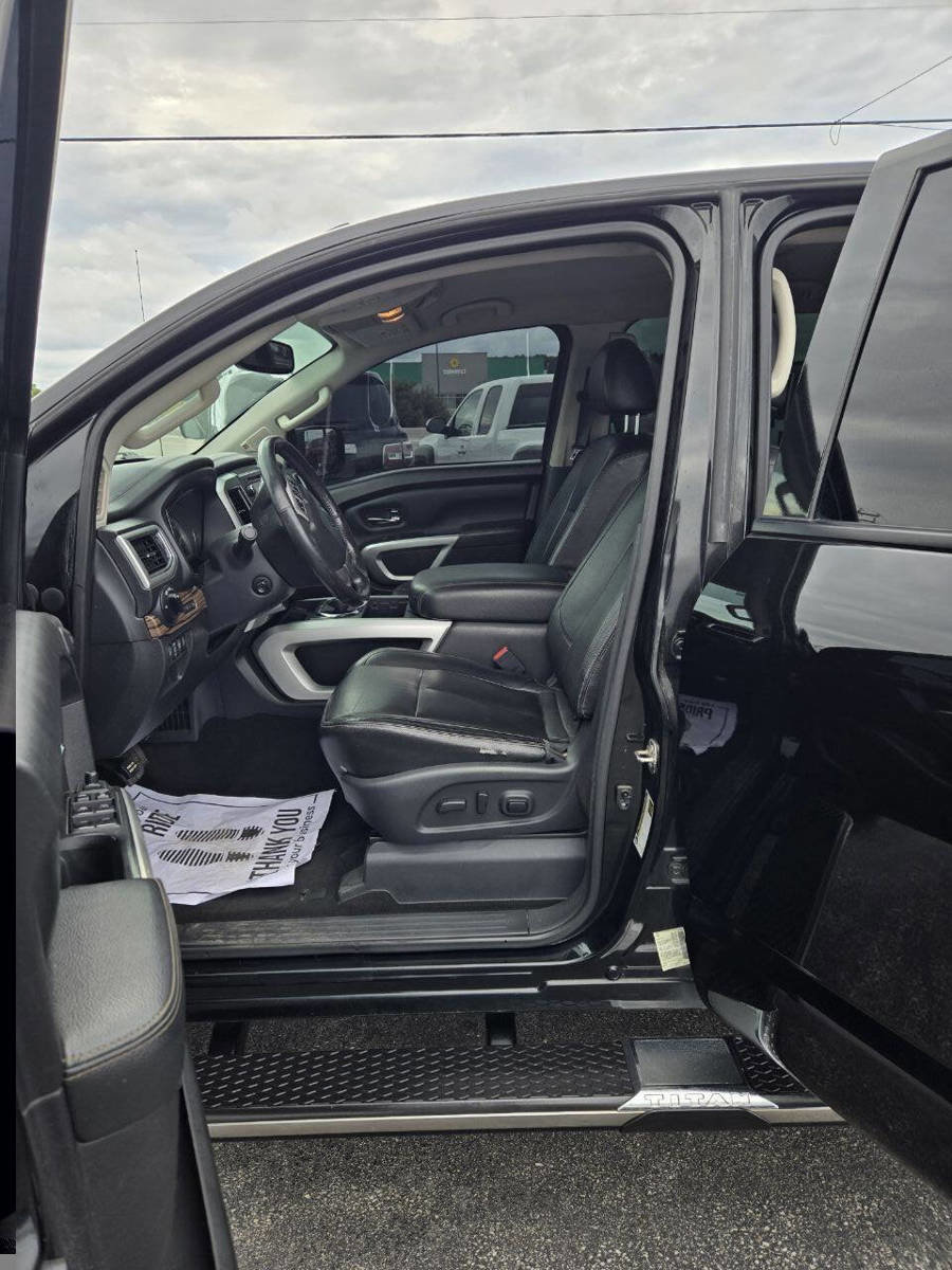 Used 2018 Nissan Titan SL image 17
