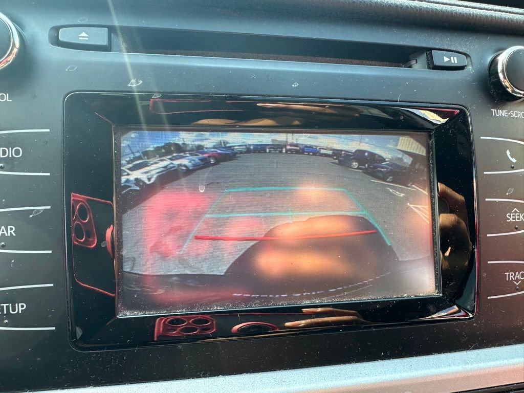 Used 2017 Toyota Highlander LE w/ Carpet Mat Package image 23