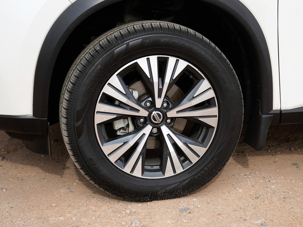 Used 2021 Nissan Rogue SV image 2