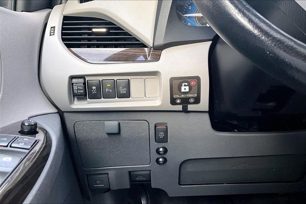 Used 2015 Toyota Sienna XLE w/ XLE Navigation Package image 15
