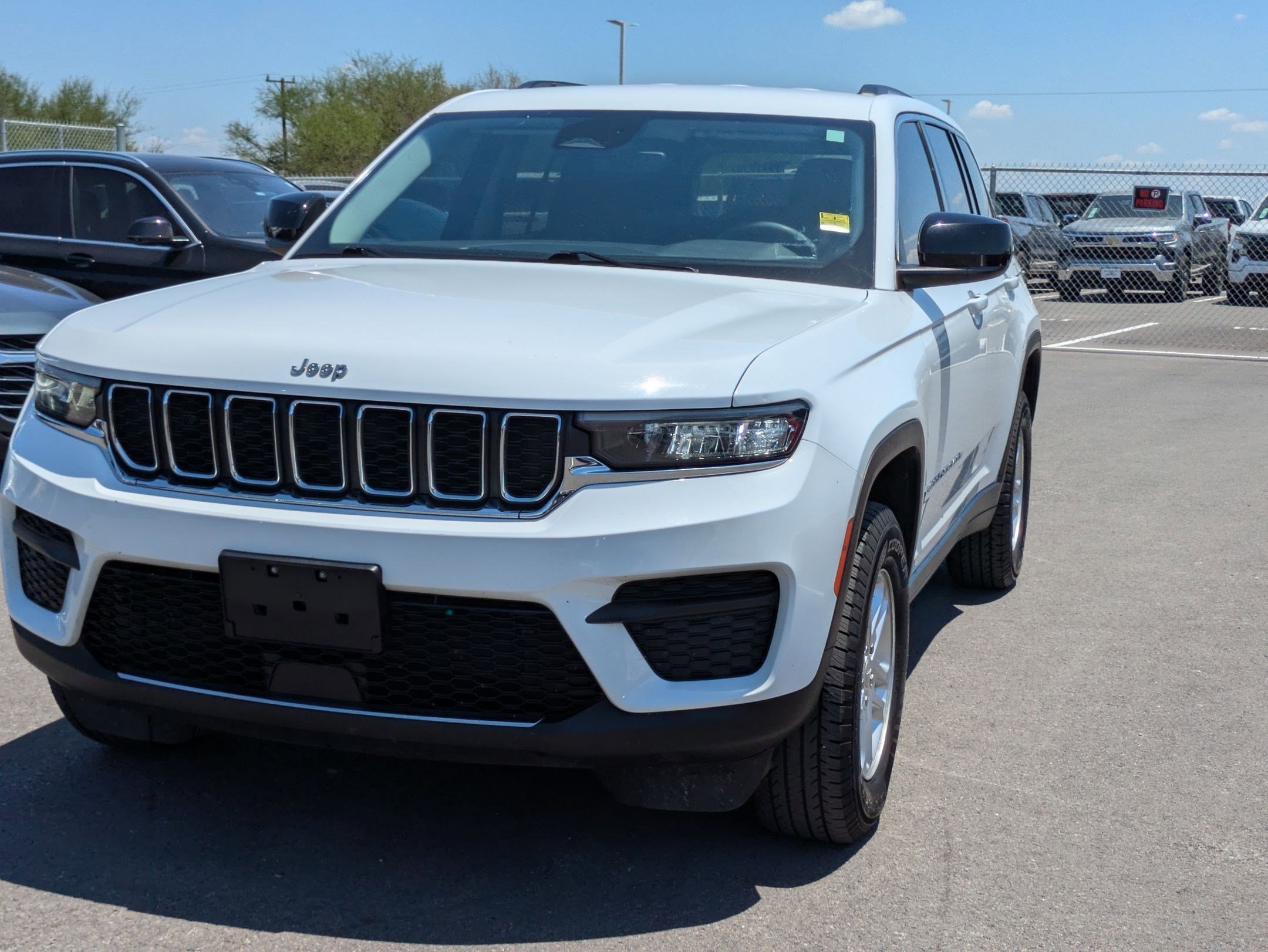 Used 2023 Jeep Grand Cherokee Laredo image 7