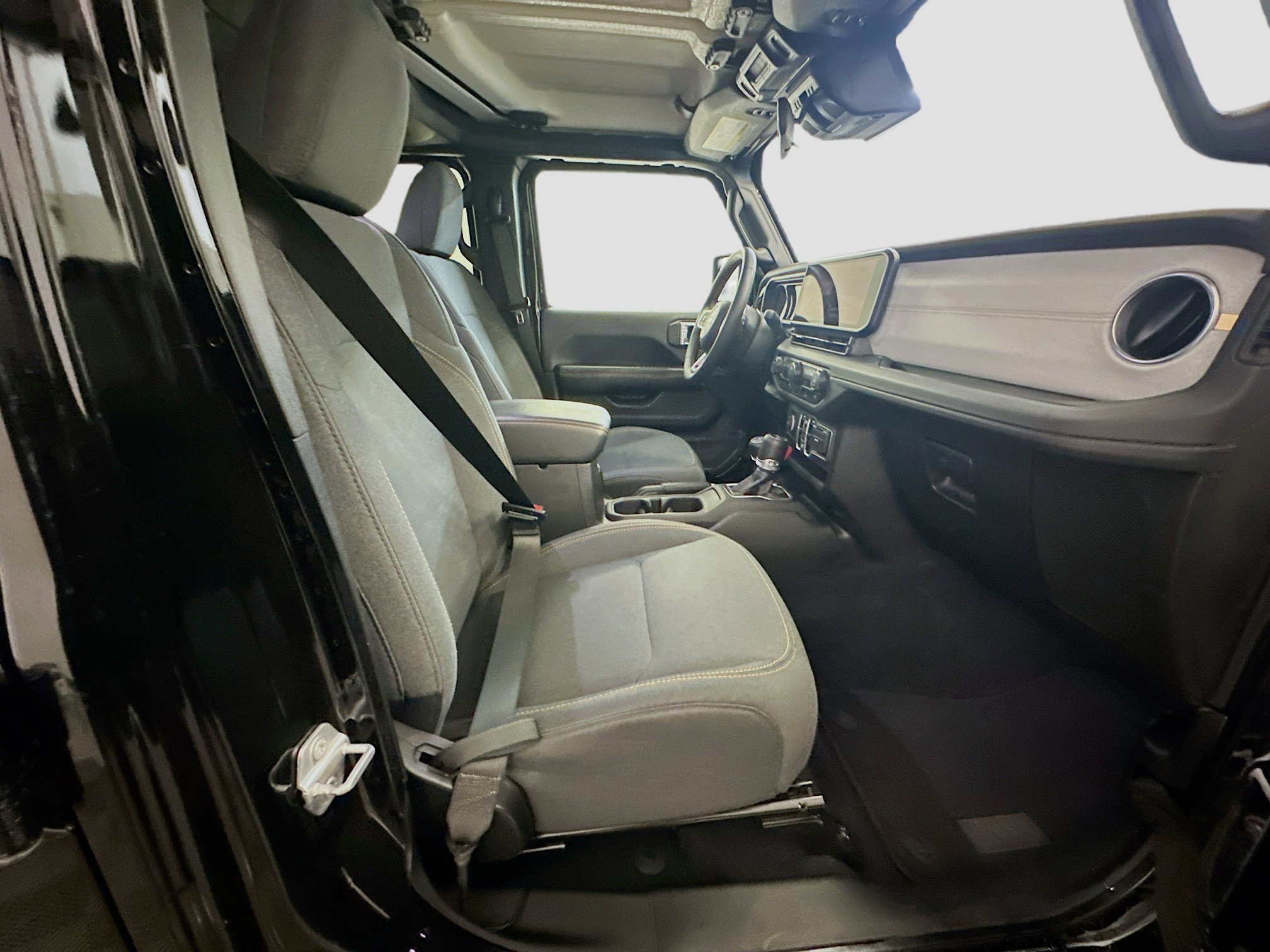 Used 2025 Jeep Wrangler Sahara image 31