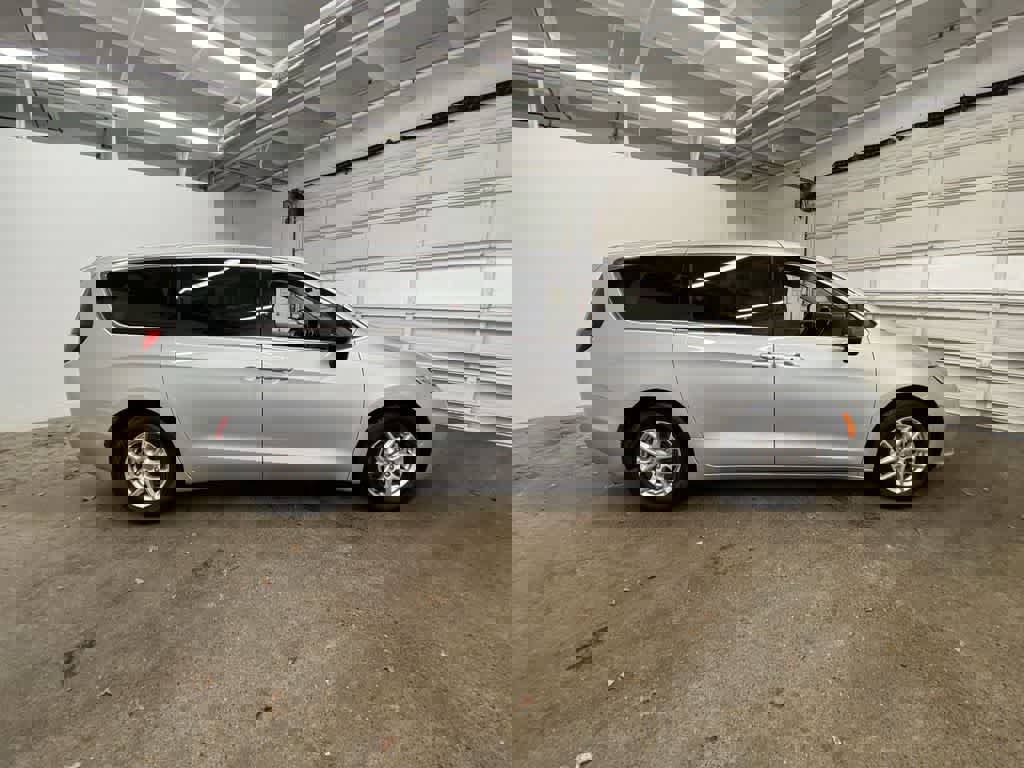 Used 2024 Chrysler Pacifica Touring-L image 7