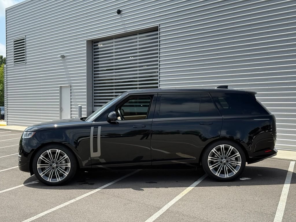 Certified 2025 Land Rover Range Rover Long Wheelbase SE AWD/4WD image 9