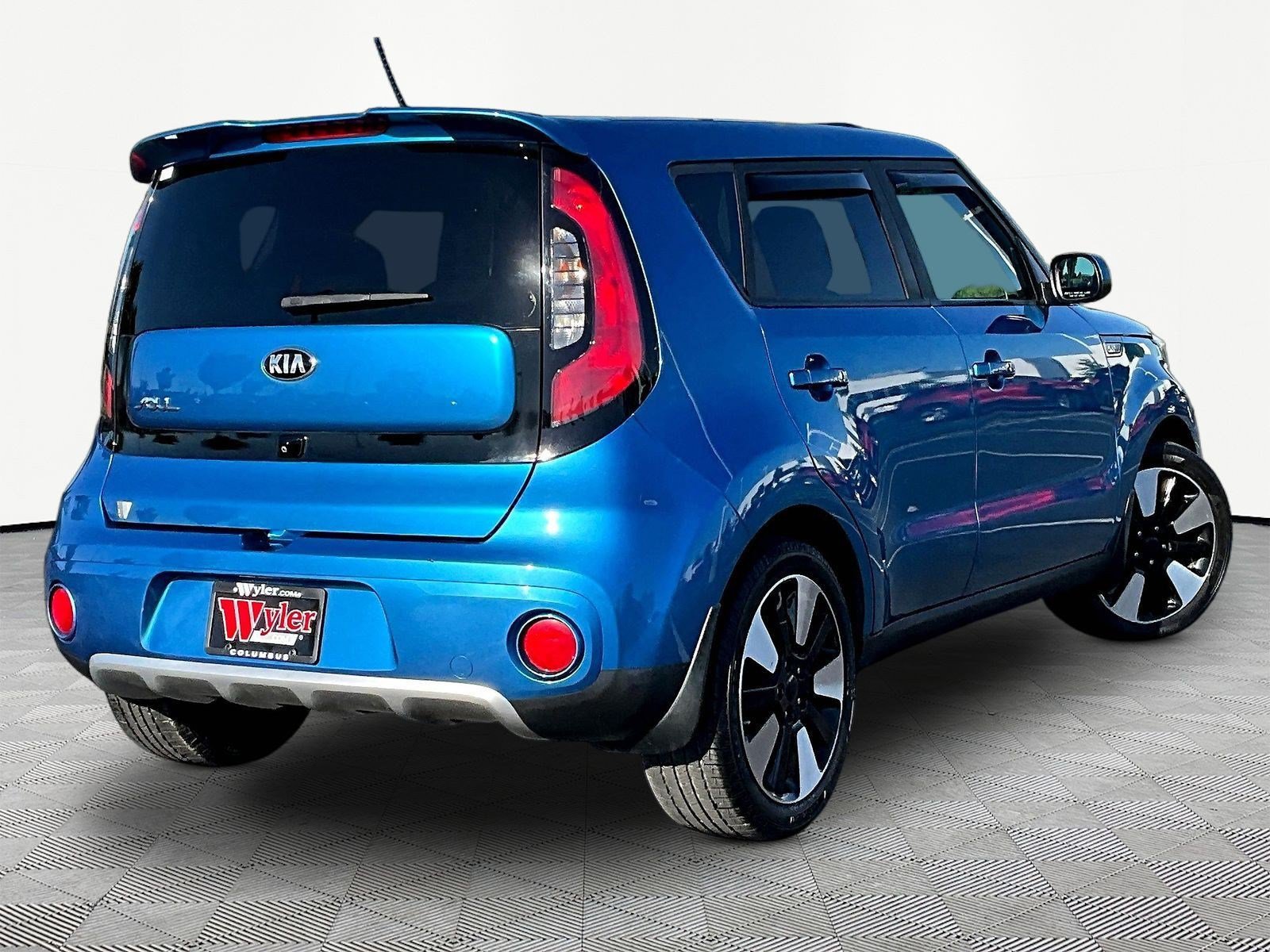 Used 2018 Kia Soul + FWD image 6