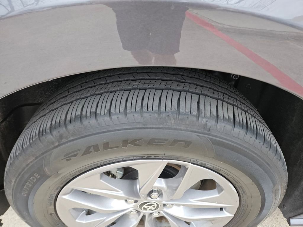 Used 2025 Toyota Sienna LE image 26