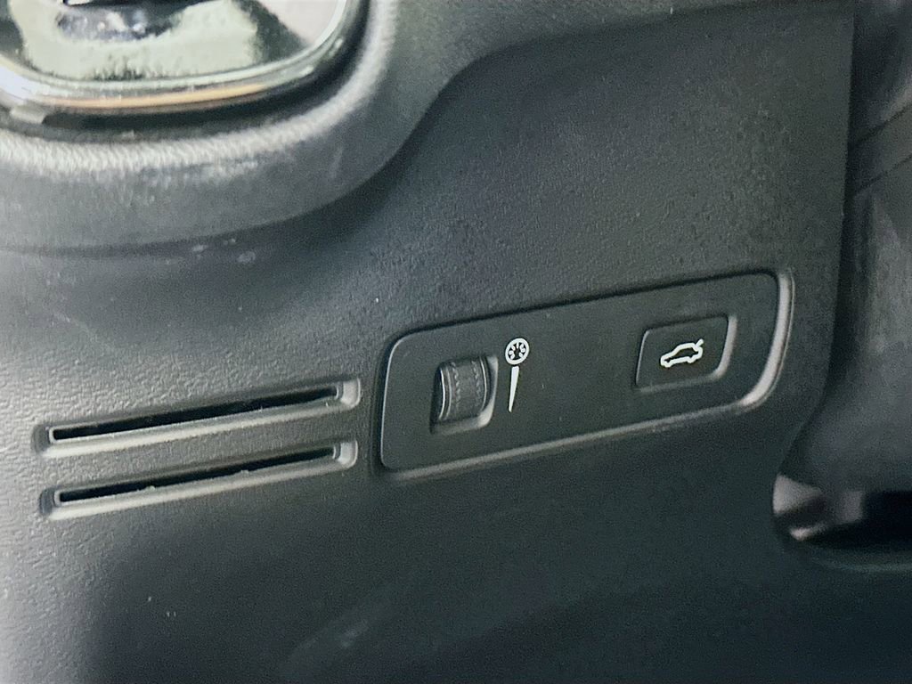 Used 2019 Volvo XC40 T5 Momentum image 10