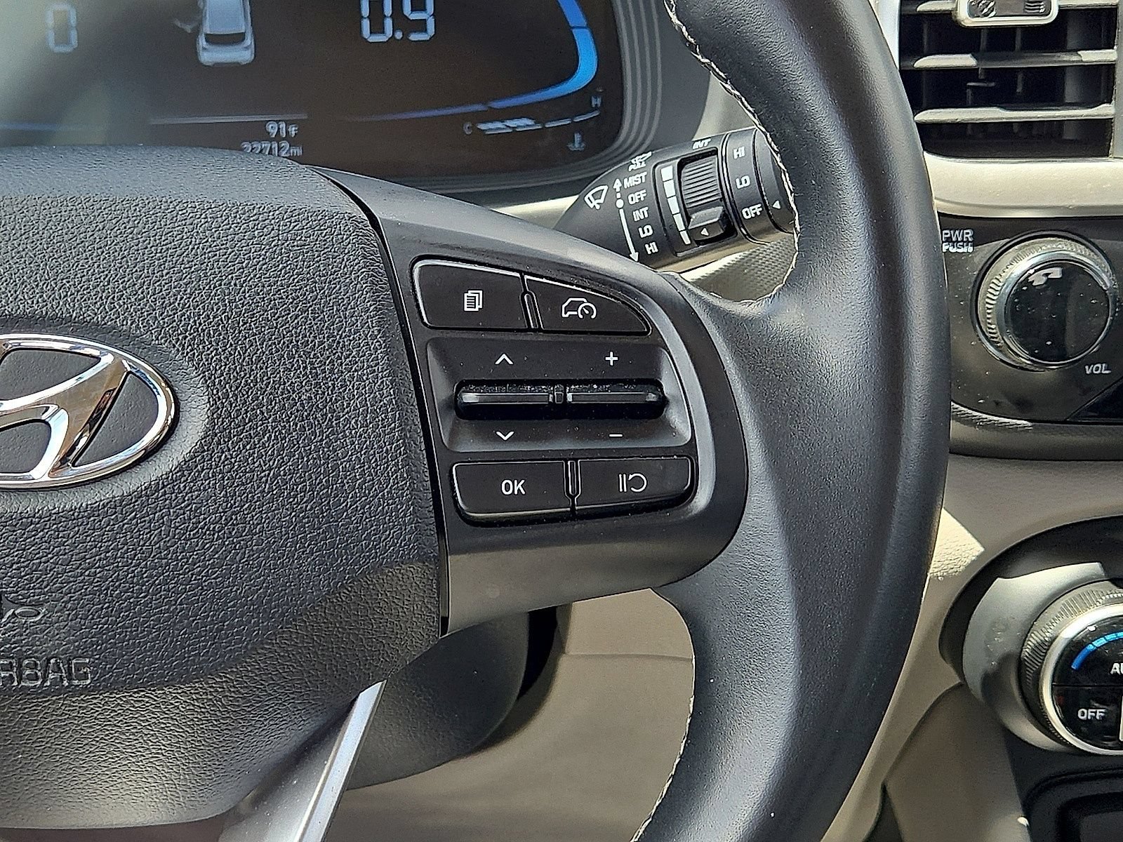 Used 2025 Hyundai Venue SEL FWD image 18