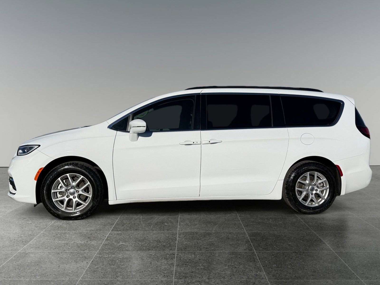 Used 2022 Chrysler Pacifica Touring-L image 2