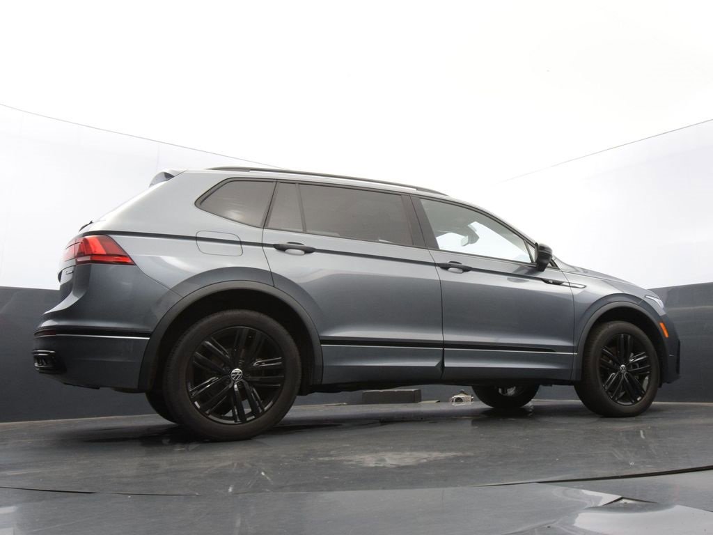 Certified 2022 Volkswagen Tiguan SE R-Line image 40