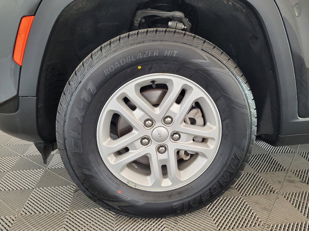 Used 2023 Jeep Grand Cherokee Laredo AWD/4WD image 31