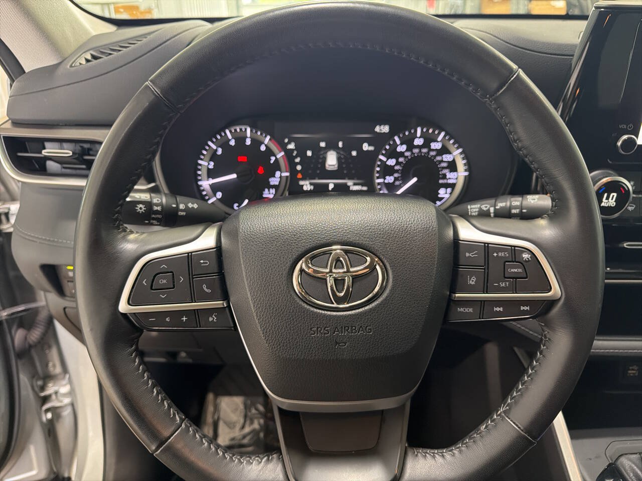 Used 2023 Toyota Highlander LE AWD/4WD image 15
