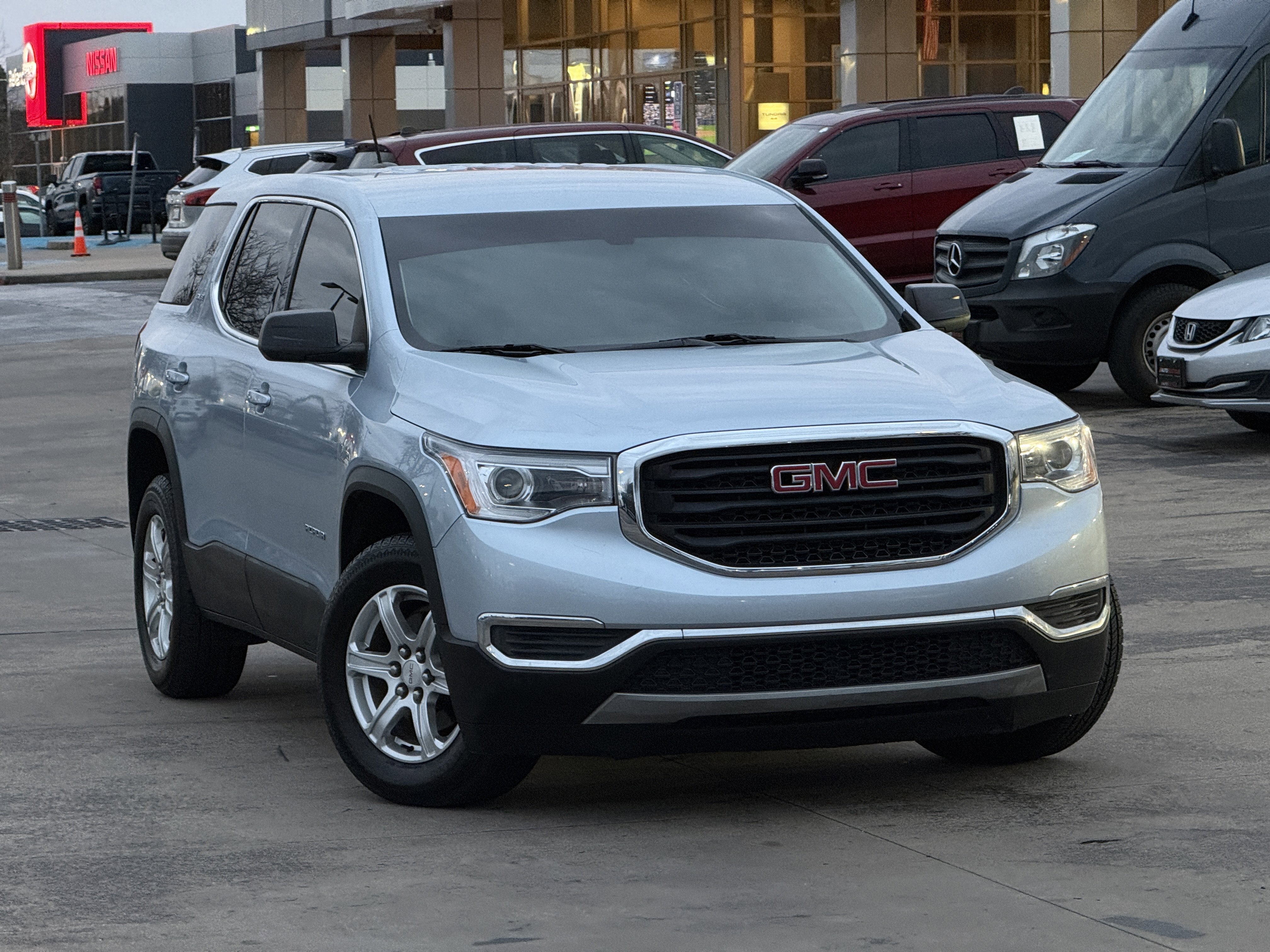 Used 2017 GMC Acadia SLE image 3