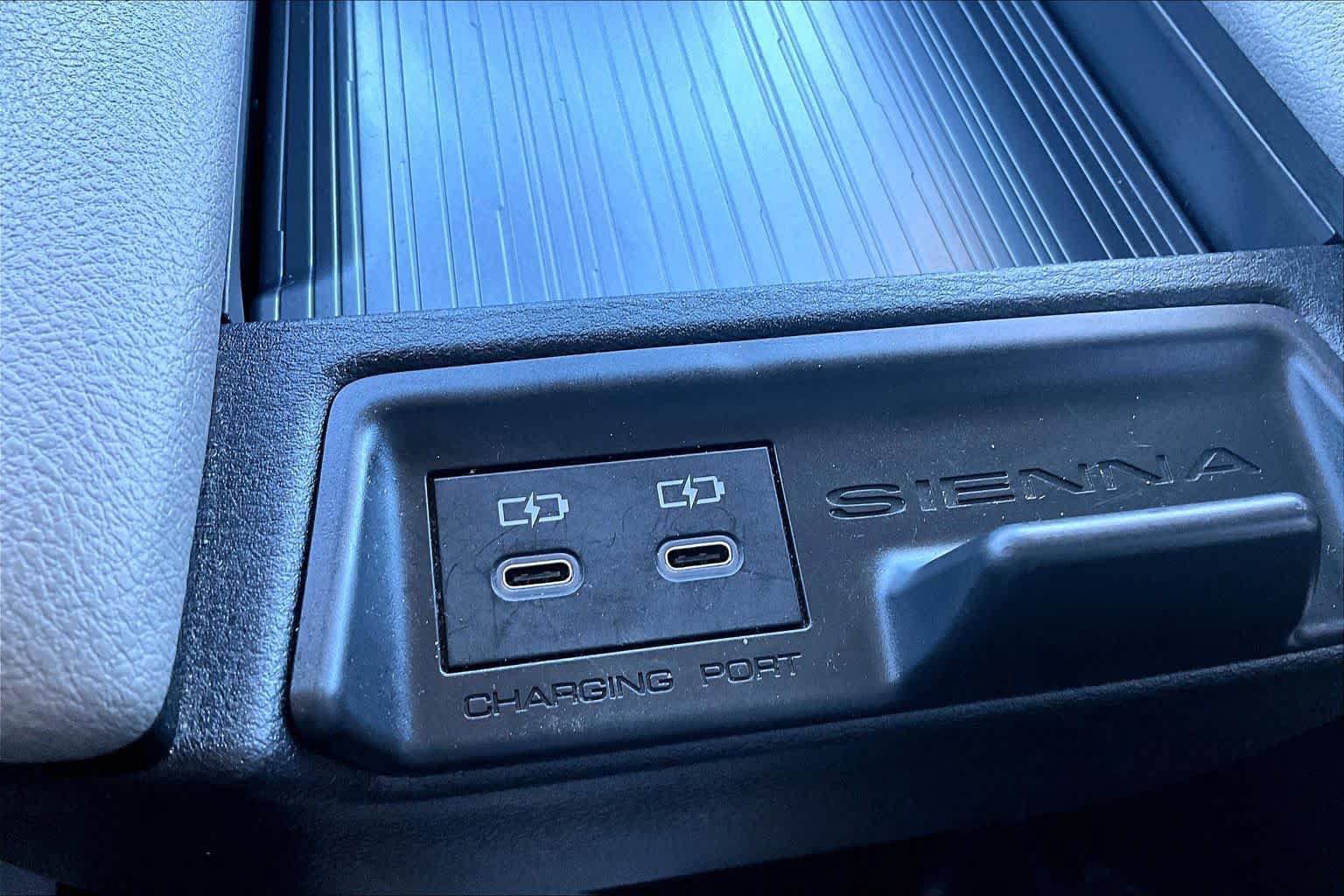 Certified 2025 Toyota Sienna LE FWD image 35