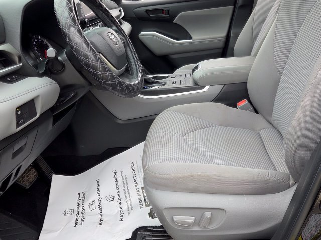 Used 2022 Toyota Highlander LE AWD/4WD image 6