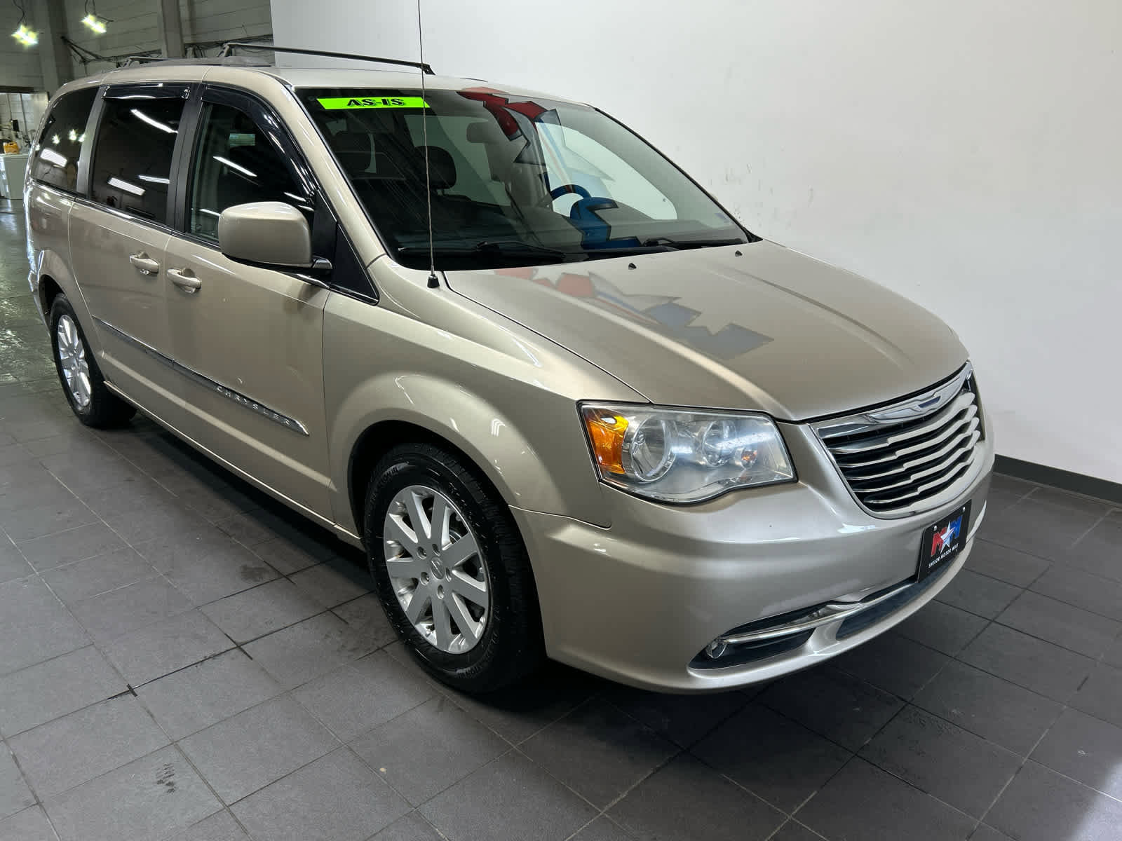 Used 2014 Chrysler Town & Country Touring FWD image 2