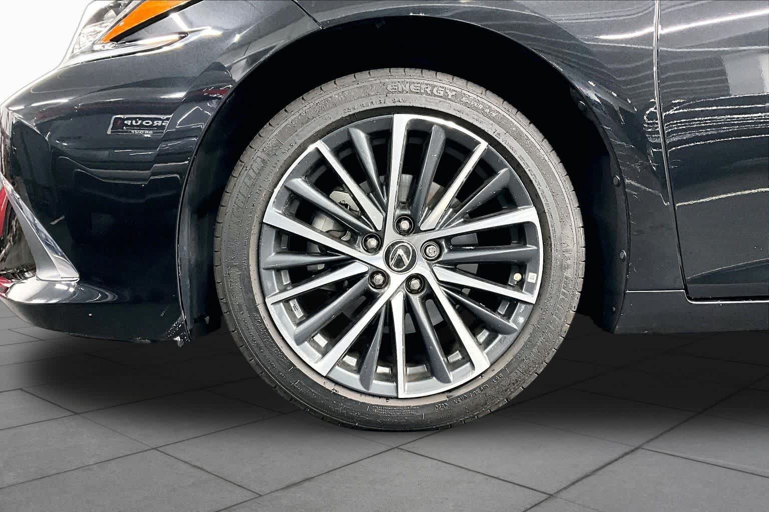 Used 2025 Lexus ES 350 w/ Premium Package FWD image 11