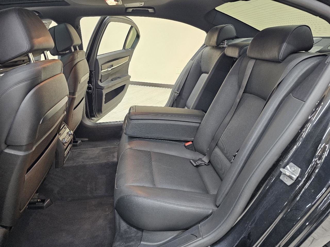 Used 2015 BMW 740Li image 25