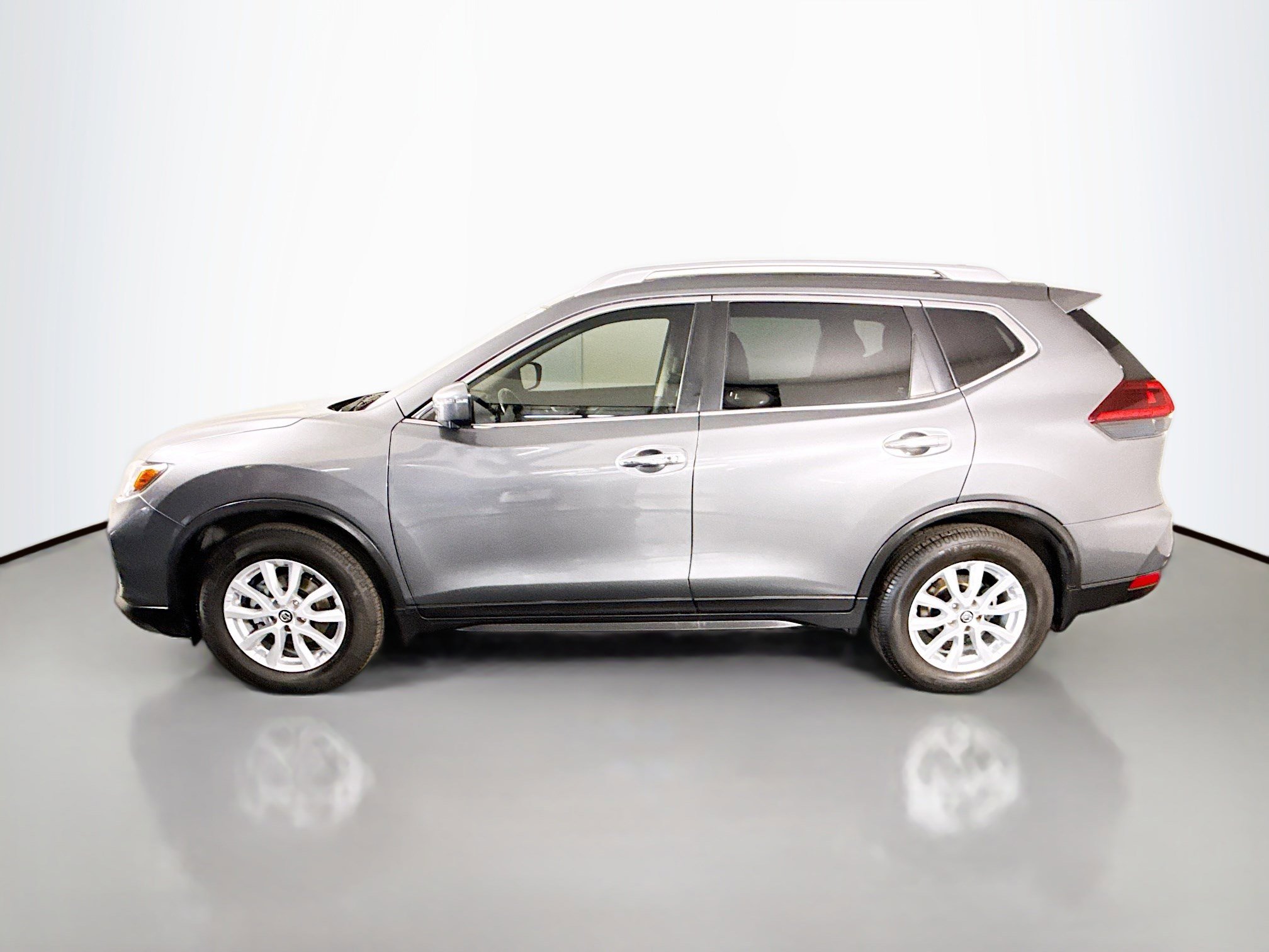 Used 2018 Nissan Rogue SV w/ Sun & Sound Touring Package image 6