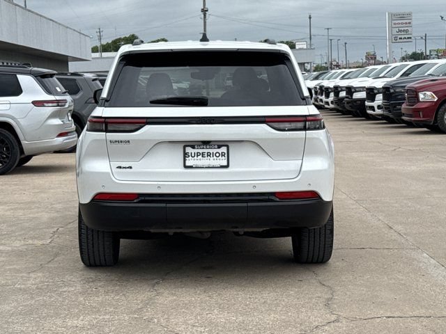 Used 2023 Jeep Grand Cherokee Altitude AWD/4WD image 4