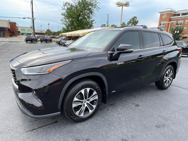 Used 2021 Toyota Highlander XLE AWD/4WD image 3