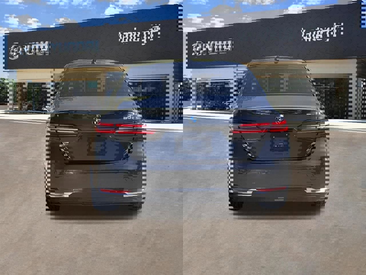 Used 2024 BMW 530i w/ Premium Package image 11