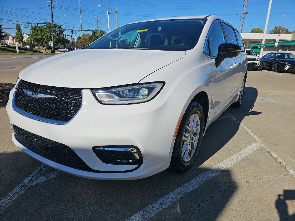 Certified 2024 Chrysler Pacifica Touring-L FWD image 8