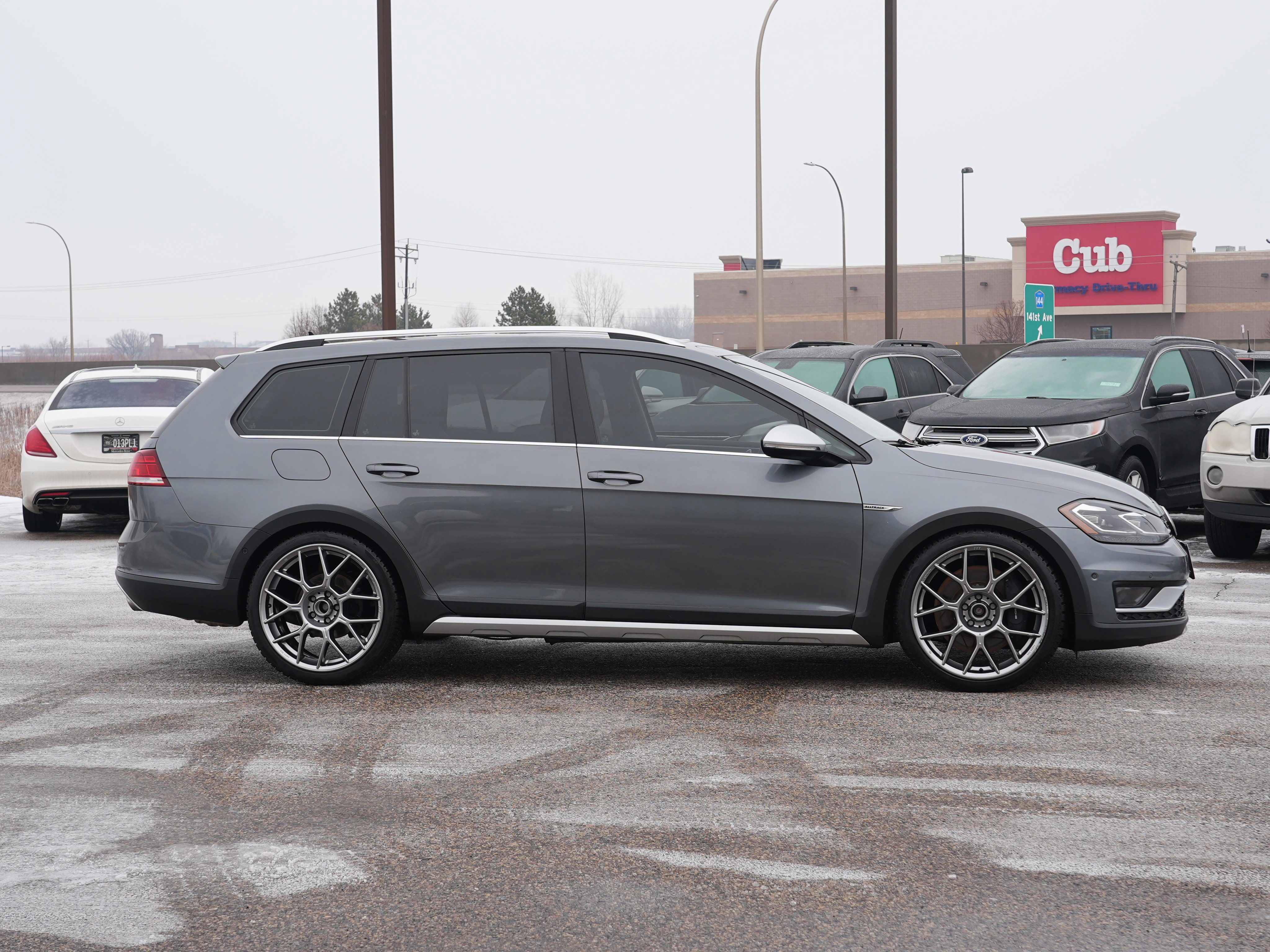 Used 2018 Volkswagen Golf Alltrack SEL image 2