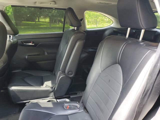 Used 2022 Toyota Highlander XLE AWD/4WD image 27