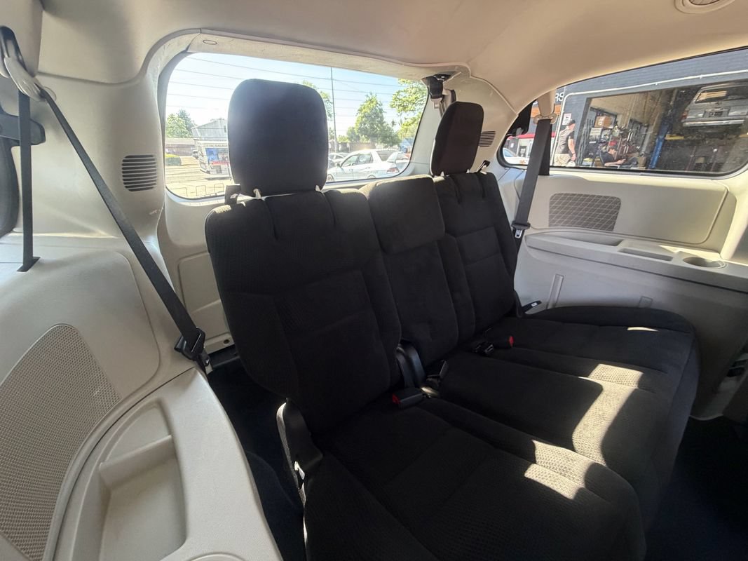 Used 2016 Dodge Grand Caravan SXT w/ UConnect Hands-Free Group FWD image 17