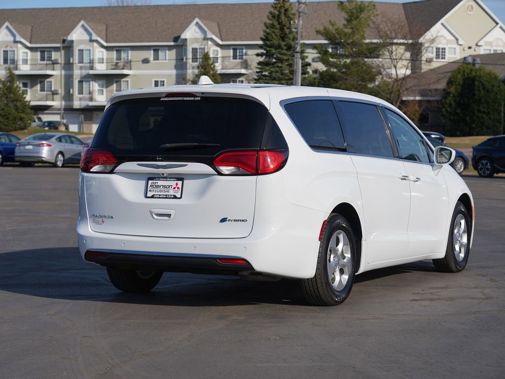 Used 2018 Chrysler Pacifica Touring Plus image 3