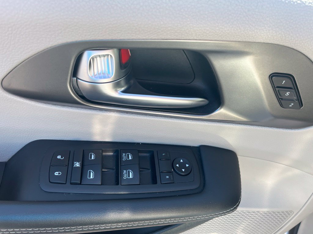Used 2023 Chrysler Pacifica Touring-L FWD image 10